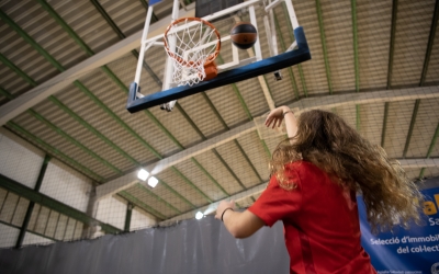 Marina Asensio, llançant a cistella a Les Naus | Roger Benet
